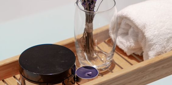 Vassoio con candela, lavanda e asciugamano
